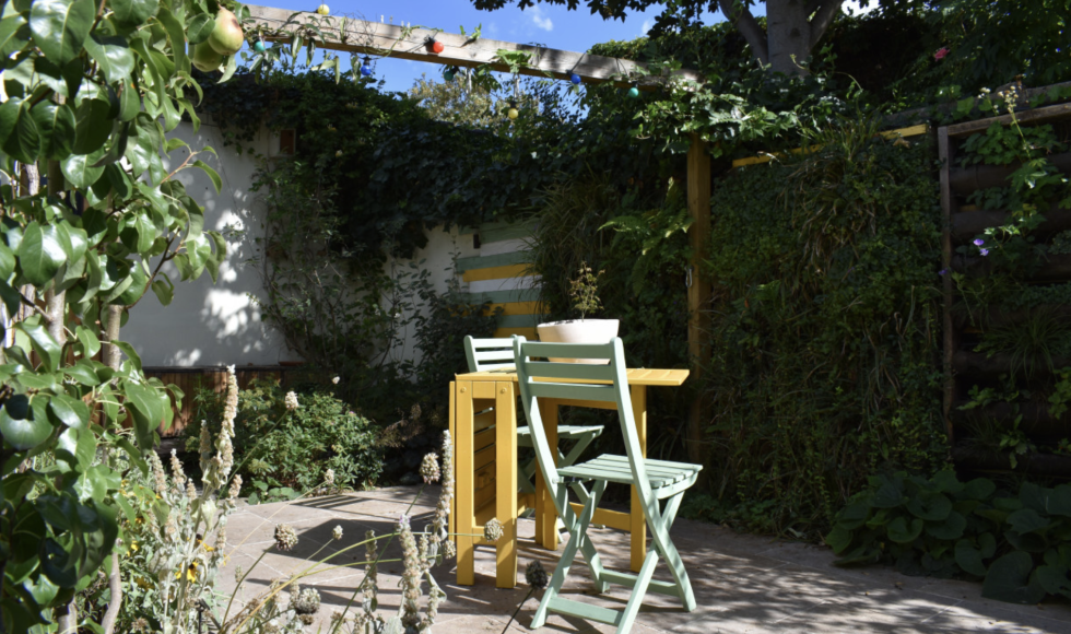 Geborgen stadstuin met verticaal groen