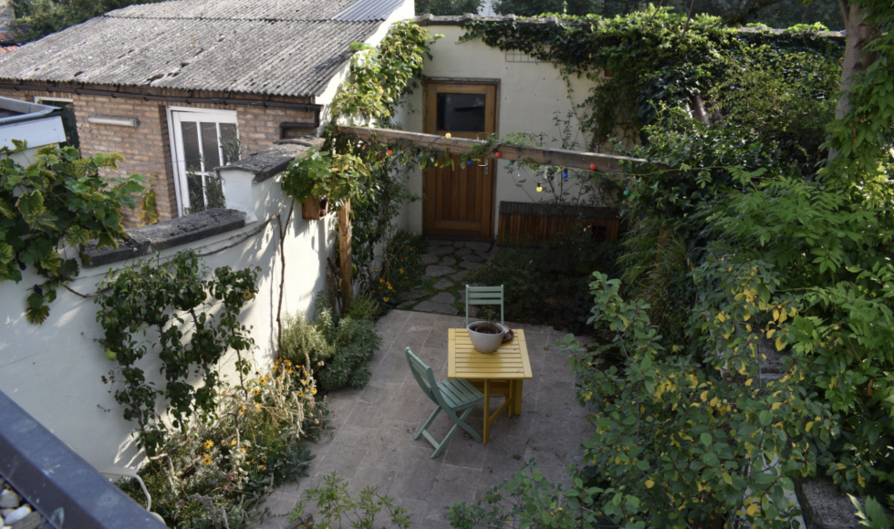 Geborgen stadstuin met verticaal groen