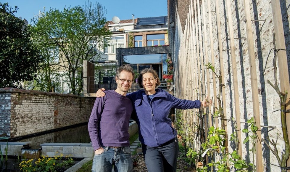 Bart en Lutgard in hun Brusselse stadstuin