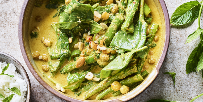 Indische curry van kikkererwten, groene asperges en spinazie