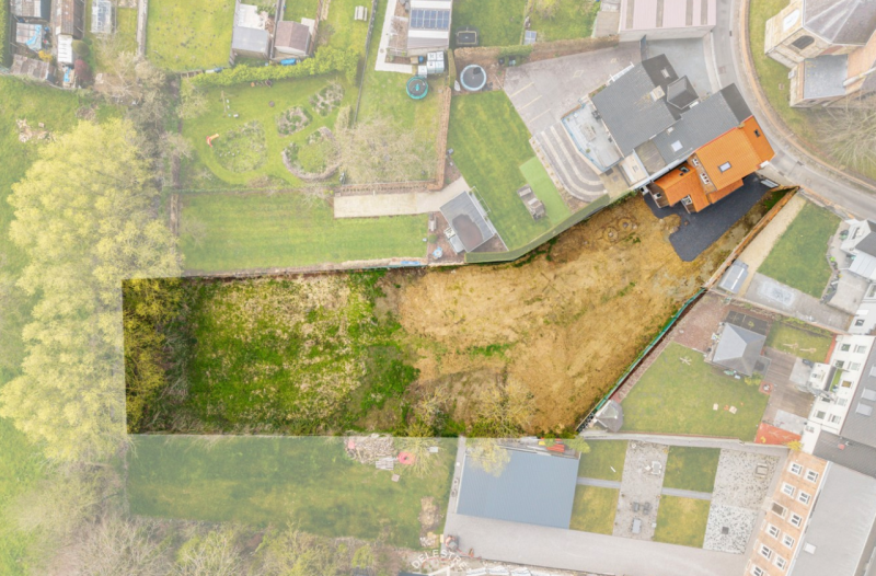 Lucht foto van de woning en het perceel