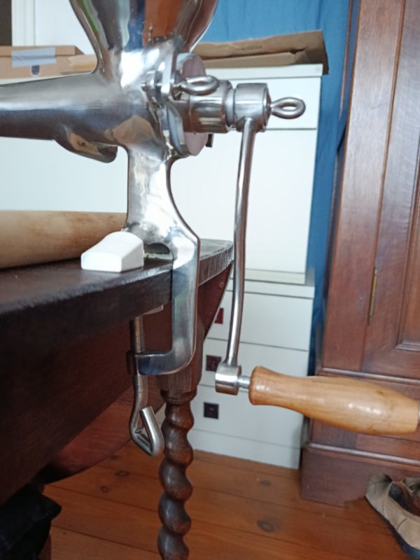  Ideaal voor wie zelf verse  KRUIDEN OF TARWEGRAS wil malen in de keuken.