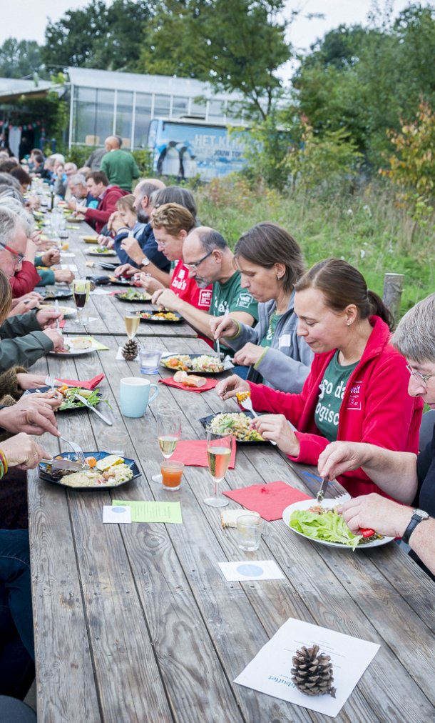 Vrijwilligers aan tafel