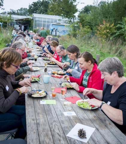 Vrijwilligers aan tafel