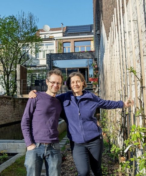 Bart en Lutgard in hun Brusselse stadstuin