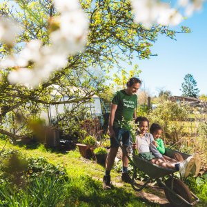 Jan en kleinkinderen in de tuin
