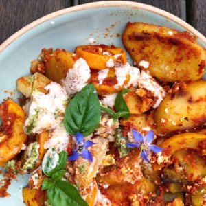 Courgette in de oven met aardappeltjes, geroosterde tomatensaus en feta - Foto: Leentje Speybroeck