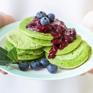 Spinazie pancakes met bosvrucht-laurier compôte - foto: Vegamuze